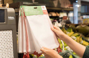 ep archivo   bolsa de malla en la seccion de fruteria del supermercado eroski city de la calle