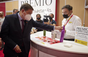 ep archivo   el ministro de agricultura pesca y alimentacion luis planas i mira una muestra de