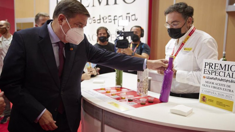 Archivo - El ministro de Agricultura, Pesca y Alimentación, Luis Planas (i), mira una muestra de aceites en la XXXIV Salón Gourmets en IFEMA | Jesús Hellín - Europa Press - Archivo ep archivo el ministro de agricultura pesca y alimentacion luis planas i mira una muestra de