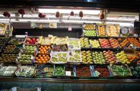 ep archivo   expositor de una fruteria en un mercado a 31 de diciembre de 2023 en madrid espana