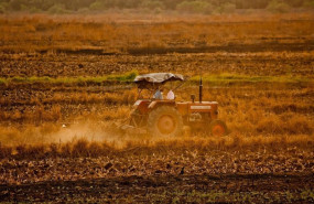 ep archivo   foto de archivo de tractor trabajando en el campo