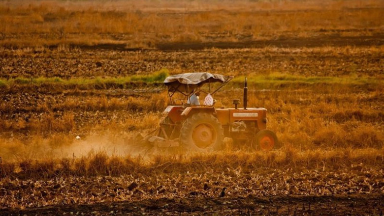 ep archivo   foto de archivo de tractor trabajando en el campo