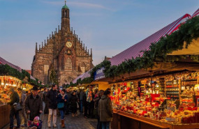 ep archivo   mercado de navidad en nuremberg en la plaza de la iglesia de nuestra senora