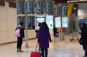 ep archivo   pasajeros en paneles del aeropuerto de madrid  barajas espana
