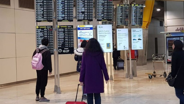 ep archivo   pasajeros en paneles del aeropuerto de madrid  barajas espana