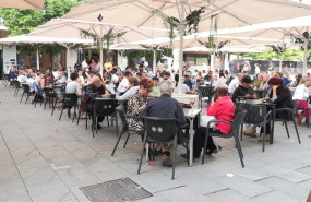 ep archivo terraza aborratada de gente en plaza de espana zaragoza ep archivo terraza aborratada de gente en plaza de espana zaragoza