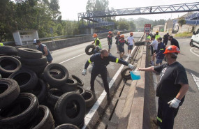 ep archivo   trabajadores de alcoa cortan una carretera en el marco de su concentracion para