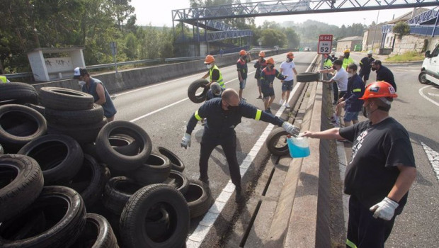 ep archivo   trabajadores de alcoa cortan una carretera en el marco de su concentracion para