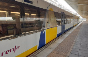ep archivo   tren de cercanias de cantabria en la estacion de renfe feve de santander