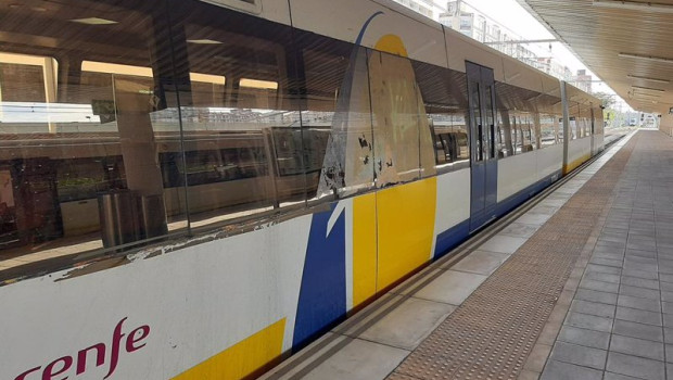 ep archivo   tren de cercanias de cantabria en la estacion de renfe feve de santander