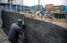 ep archivo   un hombre mira por el agujero de una lona de una obra en construccion