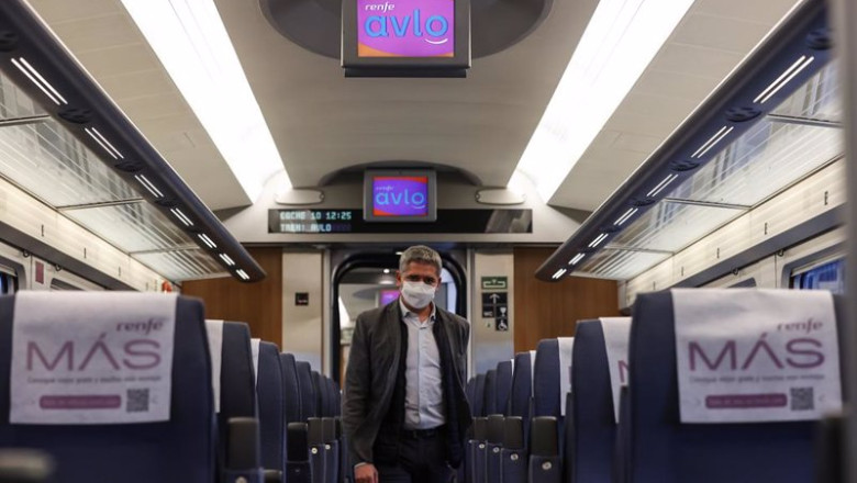 Archivo - Un pasajero en el interior del tren Avlo | Rober Solsona - Europa Press - Archivo ep archivo un pasajero en el interior del tren avlo
