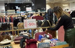 ep archivo   una mujer observa un bolso en los primeros minutos de rebajas