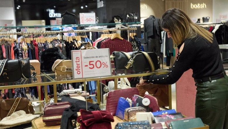 ep archivo una mujer observa un bolso en los primeros minutos de rebajas ep archivo una mujer observa un bolso en los primeros minutos de rebajas