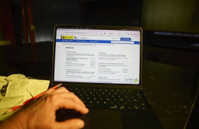 ep archivo   una persona hace el borrador de su declaracion de la renta en un ordenador