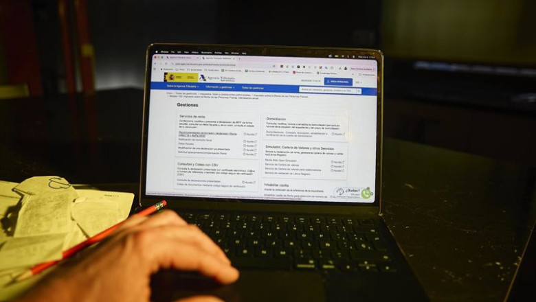 ep archivo   una persona hace el borrador de su declaracion de la renta en un ordenador