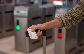ep archivo   una viajera sostiene un billete tras cruzar los tornos de la estacion de sants
