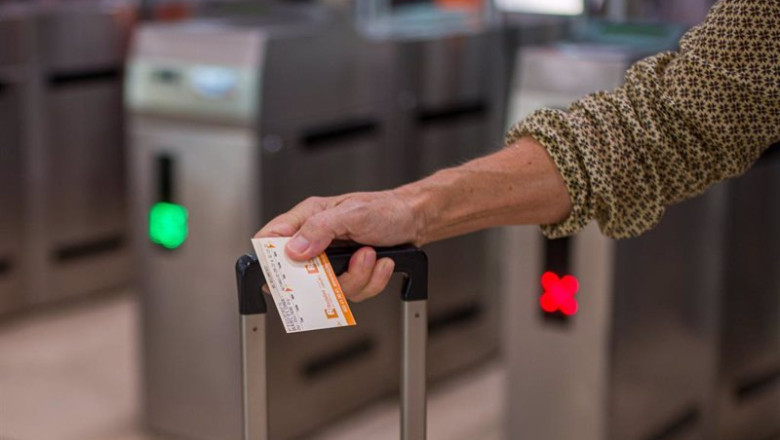 ep archivo una viajera sostiene un billete tras cruzar los tornos de la estacion de sants ep archivo una viajera sostiene un billete tras cruzar los tornos de la estacion de sants