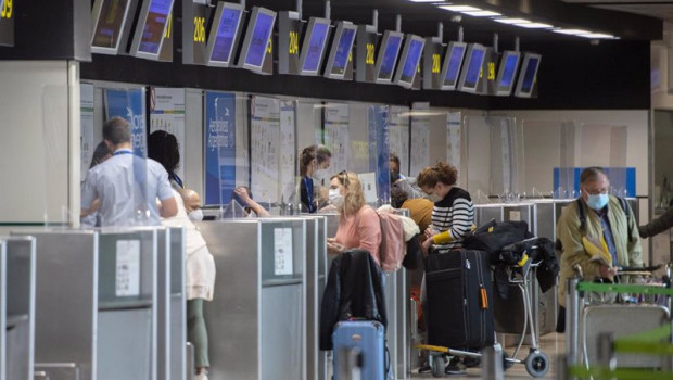 ep archivo   varias personas frente a un mostrador de aerolineas argentinas en la terminal t1 del
