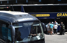 ep archivo   varias personas suben a un autobus durante la segunda operacion salida del verano 2026