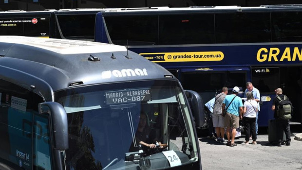ep archivo   varias personas suben a un autobus durante la segunda operacion salida del verano 2026