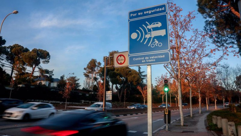 ep archivo varios coches pasan junto a una senal de radar de tramo en la calle sinesio delgado a ep archivo varios coches pasan junto a una senal de radar de tramo en la calle sinesio delgado a