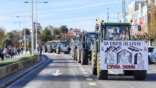 ep archivo   varios tractores circulan por una carretera en una manifestacion de profesionales de la
