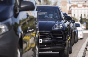 ep archivo   varios vehiculos circulan por la carretera en madrid