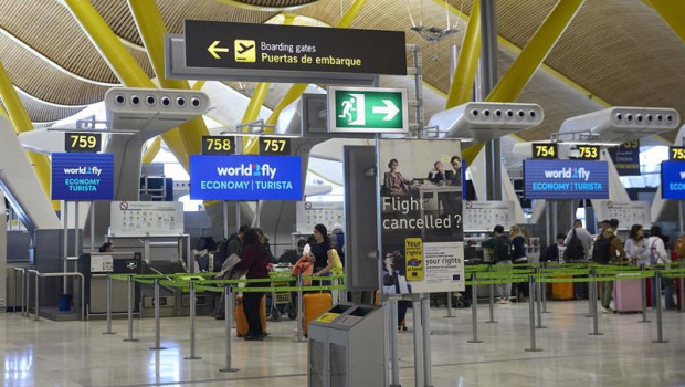 ep archivo   viajeros en la terminal t4 del aeropuerto adolfo suarez madrid barajas a 30 de marzo de