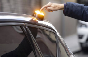 ep baliza v16 de emergencia para vehiculos a 21 de noviembre de 2025 en madrid espana la baliza v16