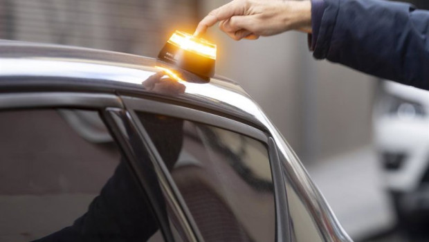 ep baliza v16 de emergencia para vehiculos a 21 de noviembre de 2025 en madrid espana la baliza v16