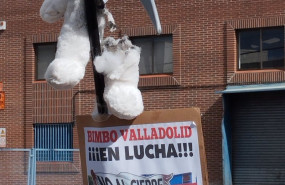 ep cartel y oso de bimbo en un momento de la nueva jornada de huelga contra el cierre de la planta