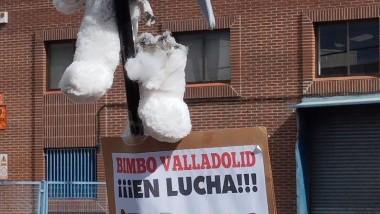 Cartel y oso de Bimbo en un momento de la nueva jornada de huelga contra el cierre de la planta de Valladolid | CCOO ep cartel y oso de bimbo en un momento de la nueva jornada de huelga contra el cierre de la planta