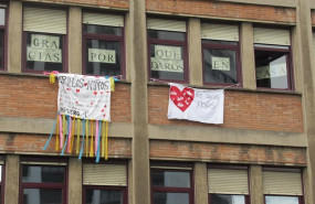 ep carteles de ninos hospitalizados animando a la poblacion a quedarse en casa colgados en las