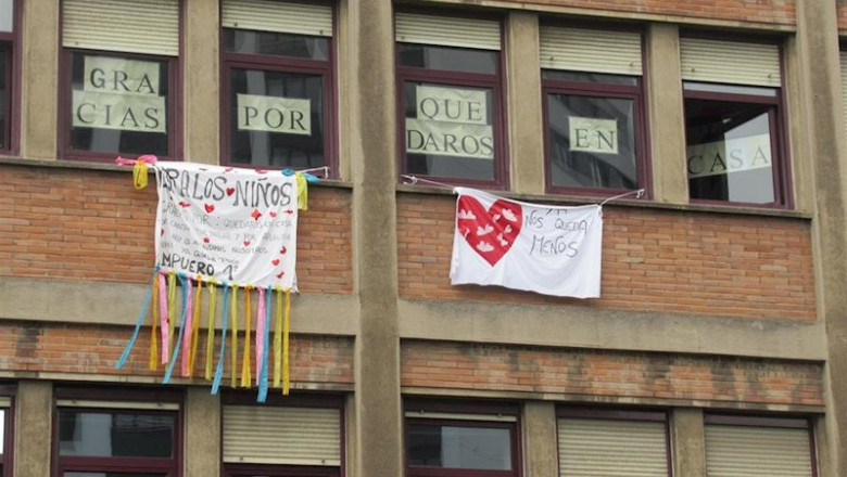 ep carteles de ninos hospitalizados animando a la poblacion a quedarse en casa colgados en las ep carteles de ninos hospitalizados animando a la poblacion a quedarse en casa colgados en las