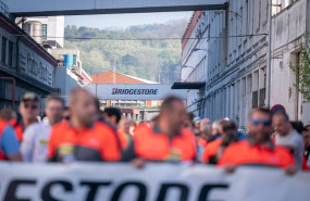 ep decenas de personas durante la manifestacion de la plantilla de bridgestone en la jornada de