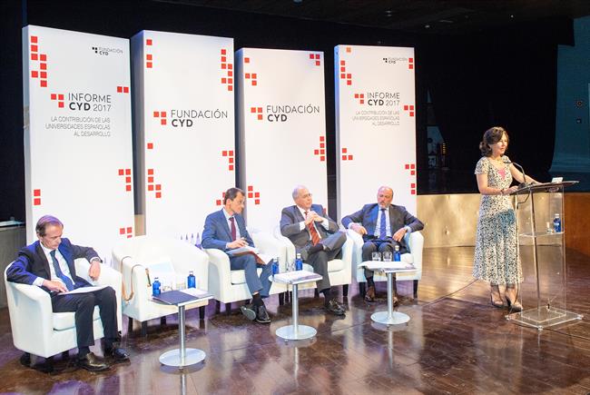 Duque, en el centro, en la presentación del Informe CYD, con Ana Botín | FUNDACIÓN CYD ep duque encentro enpresentacioninforme cyd con ana botin