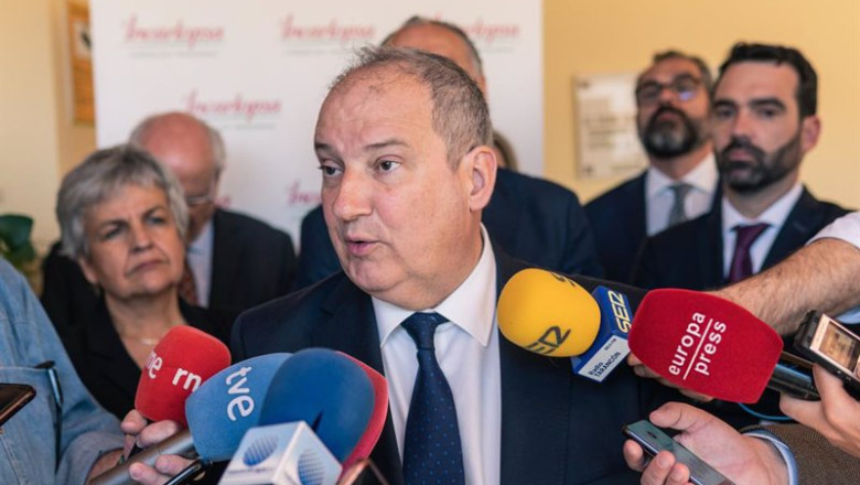 El ministro de Industria y Turismo, Jordi Hereu, en la empresa Incarlopsa en Tarancón. | JUAN MORENO/EUROPA PRESS ep el ministro de industria y turismo jordi hereu en la empresa incarlopsa en tarancon