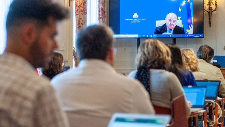 El viepresidente del BCE, Luis de Guindos, durante el curso de verano de la APIE en la UIMP | APIE ep el viepresidente del bce luis de guindos durante el curso de verano de la apie en la uimp