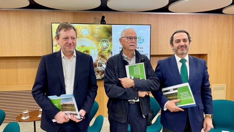 ep en la fotografia de izquierda a derecha protasio rodriguez director general de bayer crop science ep en la fotografia de izquierda a derecha protasio rodriguez director general de bayer crop science