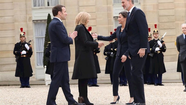 ep en paris los reyes felipe vi 1d y letizia 2d y el presidente de francia emmanuel macron 1i y su