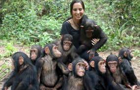 ep la directora del instituto jane goodall en republica del congo rebeca atencia junto a los