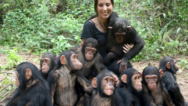 ep la directora del instituto jane goodall en republica del congo rebeca atencia junto a los