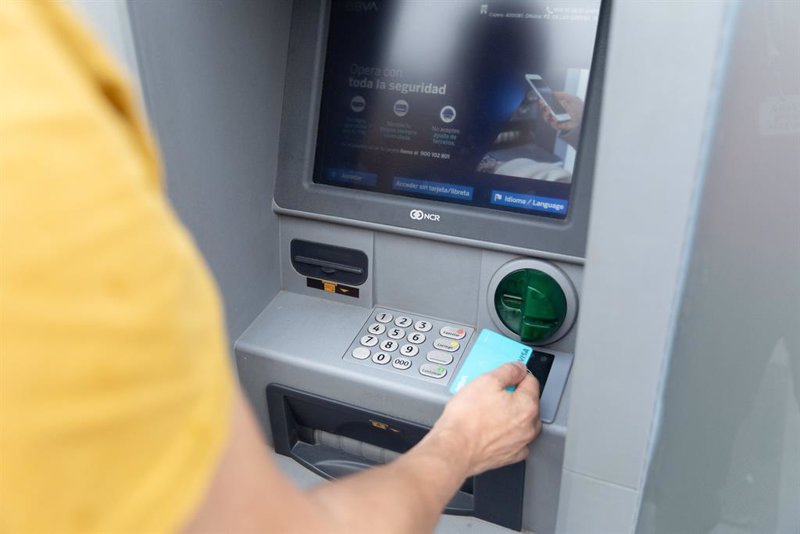 Cuidado este verano si viajas al extranjero con las comisiones por usar la tarjeta