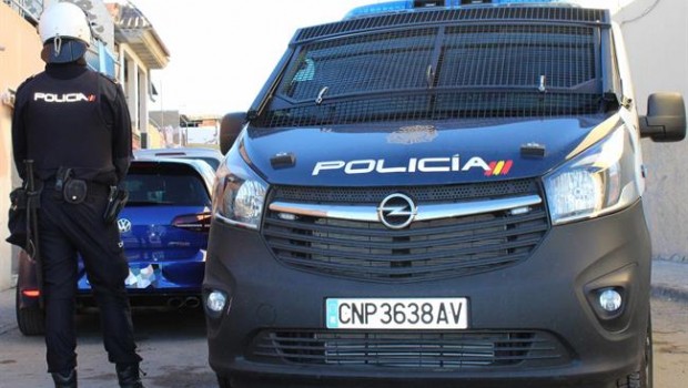 ep la policia nacional detienetres individuospresuntos autoresuna tent