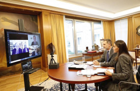 ep los reyes don felipe y dona letizia conversan con los responsables del teatro real y del liceo de