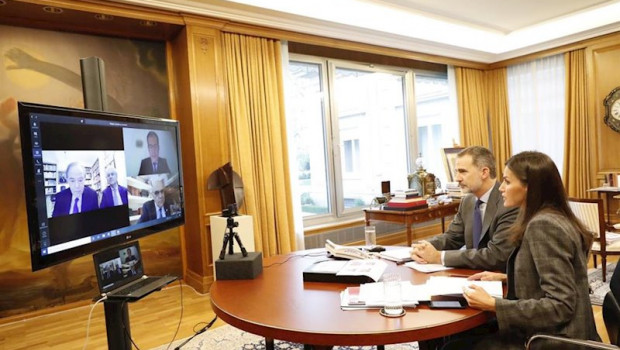 ep los reyes don felipe y dona letizia conversan con los responsables del teatro real y del liceo de