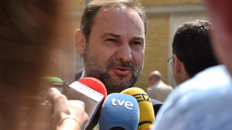 El ministro de Fomento en funciones, José Luis Ábalos, en declaraciones ante los medios de comunicación tras su visita para la supervisión de las instalaciones del Control de Tráfico Centralizado de Adif de Valencia-Fuente de San Luis, desde donde se regu | Jorge Gil - Europa Press ep ministrofomentofunciones jose luis abalos en declaracioneslos medioscomunicacionsu visitala supervisionlas instalacionescontroltrafico centralizadoadifvalencia-fuentesan luis desdese regu
