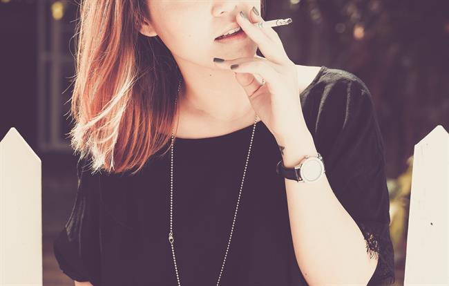 Mujer fumando | PIXABAY ep mujer fumando 20170407144802