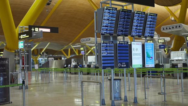 ep paneles informativos en la terminal t4 del aeropuerto adolfo suarez madrid-barajas